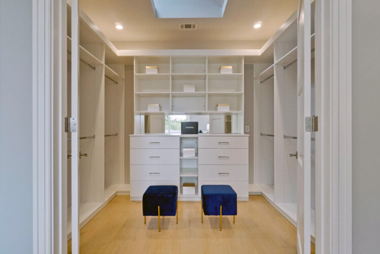 pa1-large-090-16-Master-Bedroom-Closet-1498x1000-72dpi